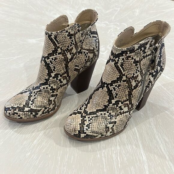 MICHAEL BY MICHAEL SHANNON CARDI BOOT 8 - Picture 1 of 6